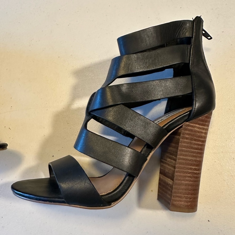 Steve Madden size 6.5 black, leather strapped shoe. - Picture 6 of 10